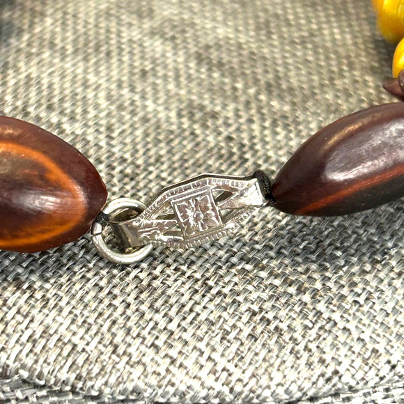 Vintage Hawaiian Nut, Koa Seed and Dyed Unbonium Shell Bracelet - Picture 4 of 5